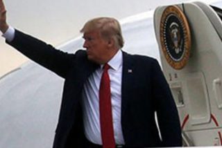 Trump sube al avi&oacute;n con algo pegado a su zapato que parece papel higi&eacute;nico
