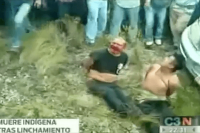 La turba quema vivos a los aterrados violadores