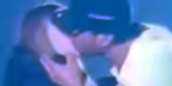 Enrique Iglesias besa en la boca a una joven espectadora durante un concierto en Ucrania