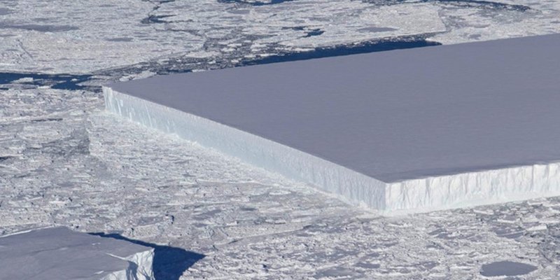 La NASA halla un extra&ntilde;o iceberg perfectamente rectangular