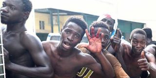 La Comisi&oacute;n Europea 'suspende' la regularizaci&oacute;n masiva de inmigrantes que promueve S&aacute;nchez