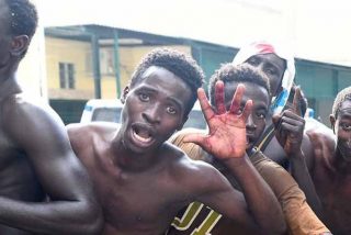 La Comisi&oacute;n Europea 'suspende' la regularizaci&oacute;n masiva de inmigrantes que promueve S&aacute;nchez