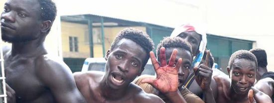 La Comisi&oacute;n Europea 'suspende' la regularizaci&oacute;n masiva de inmigrantes que promueve S&aacute;nchez