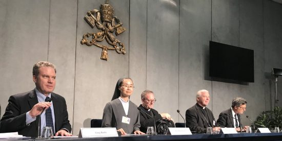 Los padres sinodales se comprometen a acercarse a los homosexuales y a "tomar en serio" a las mujeres