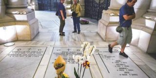 Los restos de un dictador no deben estar ni en un templo ni en una cripta