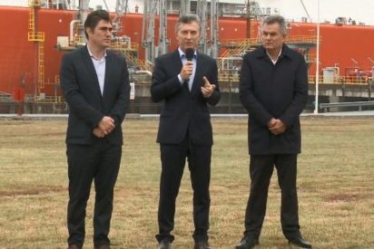 Mauricio Macri despide al "s&iacute;mbolo de la incapacidad del kirchnerismo": un buque regasificador que cost&oacute; 40.000 millones