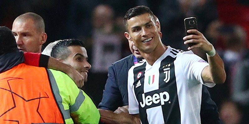 Cristiano se toma este 'selfie' con un aficionado, pero se coló un invitado inesperado