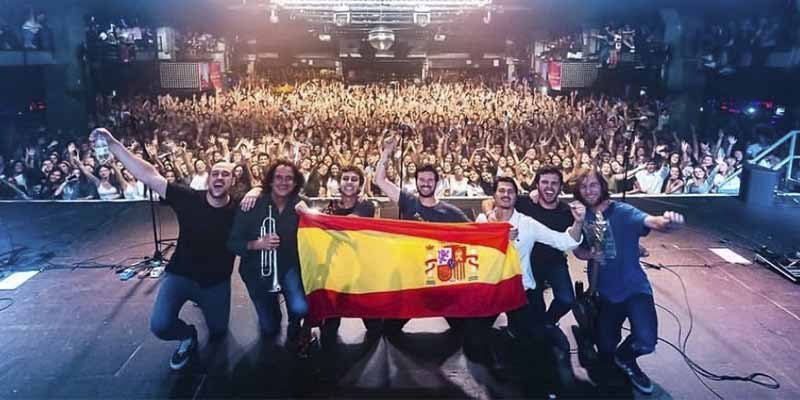 El grupo 'Taburete' le echa pelotas, saca la bandera de Espa&ntilde;a en Barcelona y la monta en Twitter
