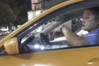 Suspenden de empleo y sueldo a este presumido taxista chino por usar una mascarilla facial
