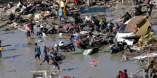 Religiosos socorren a los afectados por el tsunami en Indonesia