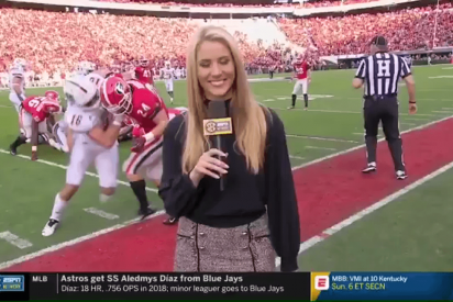 Esta alegre reportera es &lsquo;arrollada&rsquo; por los macizos y un perro mientras transmit&iacute;a en directo