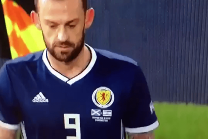 Pillan a este rabino leyendo un texto sagrado en pleno partido de f&uacute;tbol y el video se viraliza