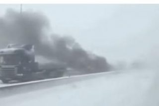 Un coche explota tras chocar durante un accidente de tr&aacute;fico m&uacute;ltiple