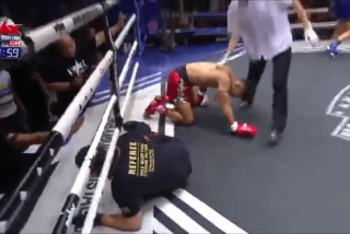 Este luchador de muay thai noquea a su oponente y al &aacute;rbitro al mismo tiempo