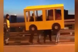 Estos tipo se disfrazan de autob&uacute;s para poder cruzar un puente prohibido para peatones