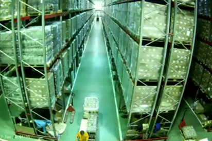 Este torpe conductor de montacargas provoca el derrumbe de todo un almac&eacute;n