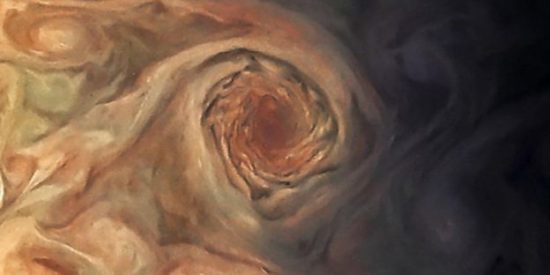 La sonda espacial Juno de la NASA fotograf&iacute;a un "delf&iacute;n" surcando las nubes de J&uacute;piter