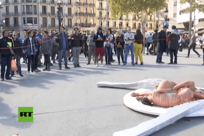 Estos dos veganos se desnudan en Barcelona para protestar contra la matanza de animales