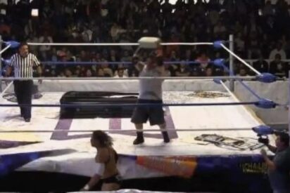 Lucha Extrema: El Cuervo sufre grave lesi&oacute;n cerebral tras ser golpeado con un bloque de cemento