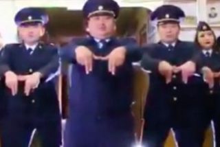 Este loco baile de unos polic&iacute;as para promocionar un concierto se vuelve viral