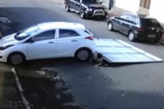Este coche arrolla las puertas de un garaje justo cuando dos jubilados estaban tras ellas