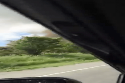 Una familia se topa con un enorme tornado en una carretera y pasa esto&hellip;