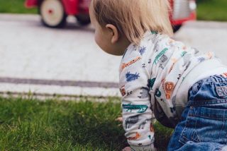 Esta ni&ntilde;a de 2 a&ntilde;os sale ilesa tras pasarle por encima un coche