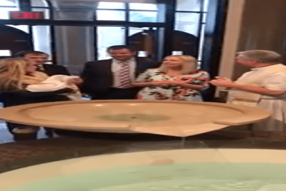 Este sacerdote deja caer a un beb&eacute; en la fuente bautismal mientras lloraba