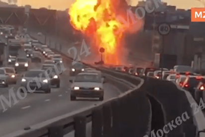 As&iacute; explota esta furgoneta con garrafas de gas en una autopista