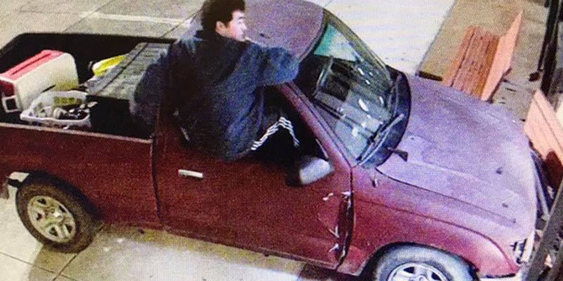 Estrella su cami&oacute;n contra la sede del tribunal para denunciar que le robaron sus drogas