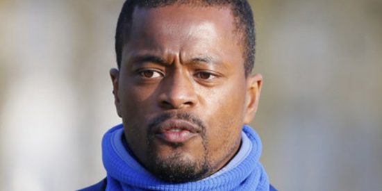 Evra juguetea con un pavo por el día de Acción de Gracias y "todos le desean la salmonela"