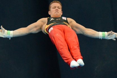 Este gimnasta brit&aacute;nico vuela casi 6 metros de una barra a otra estableciendo un r&eacute;cord mundial