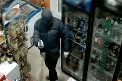 Esta empleada se enfrenta y vence con un palo a un ladr&oacute;n armado