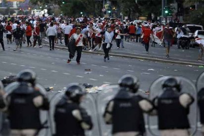 La violencia salvaje de los hinchas obliga a aplazar la final de la Copa Libertadores