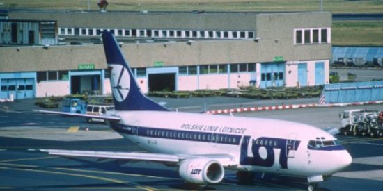 Parece un chiste: los pasajeros de una aerol&iacute;nea polaca pagan la reparaci&oacute;n del avi&oacute;n para poder volar
