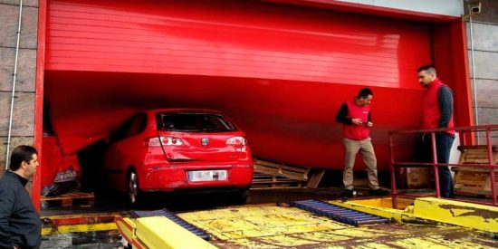 Unos osados aluniceros lanzan por el aire un coche desde un cami&oacute;n para robar