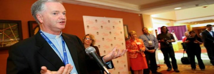 Paul Tighe: "La Iglesia existe para comunicar y cualquier cosa que comunique nos interesa"