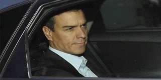 El País tapa con fuegos artificiales la bajada de pantalones de Sánchez con Gibraltar