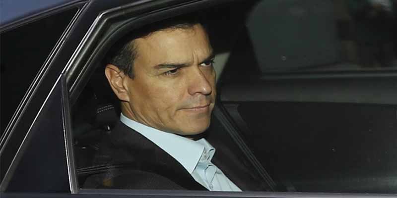 El Pa&iacute;s tapa con fuegos artificiales la bajada de pantalones de S&aacute;nchez con Gibraltar
