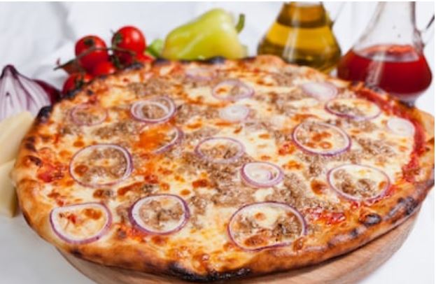 Pizza de atún y cebolla