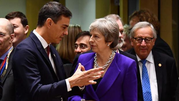 El rid&iacute;culo de Pedro S&aacute;nchez ante Theresa May y su venganza por Gibraltar