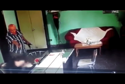 Disparan en la cabeza a secretaria que descubri&oacute; al jefe robando