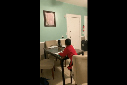 Un ni&ntilde;o de 6 a&ntilde;os hace la terea con Alexa y su madre lo pilla