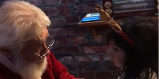 Un tierno Papa Noel uruguayo a una ni&ntilde;a venezolana: &ldquo;Te quiero mucho, este es tu pa&iacute;s tambi&eacute;n&rdquo;