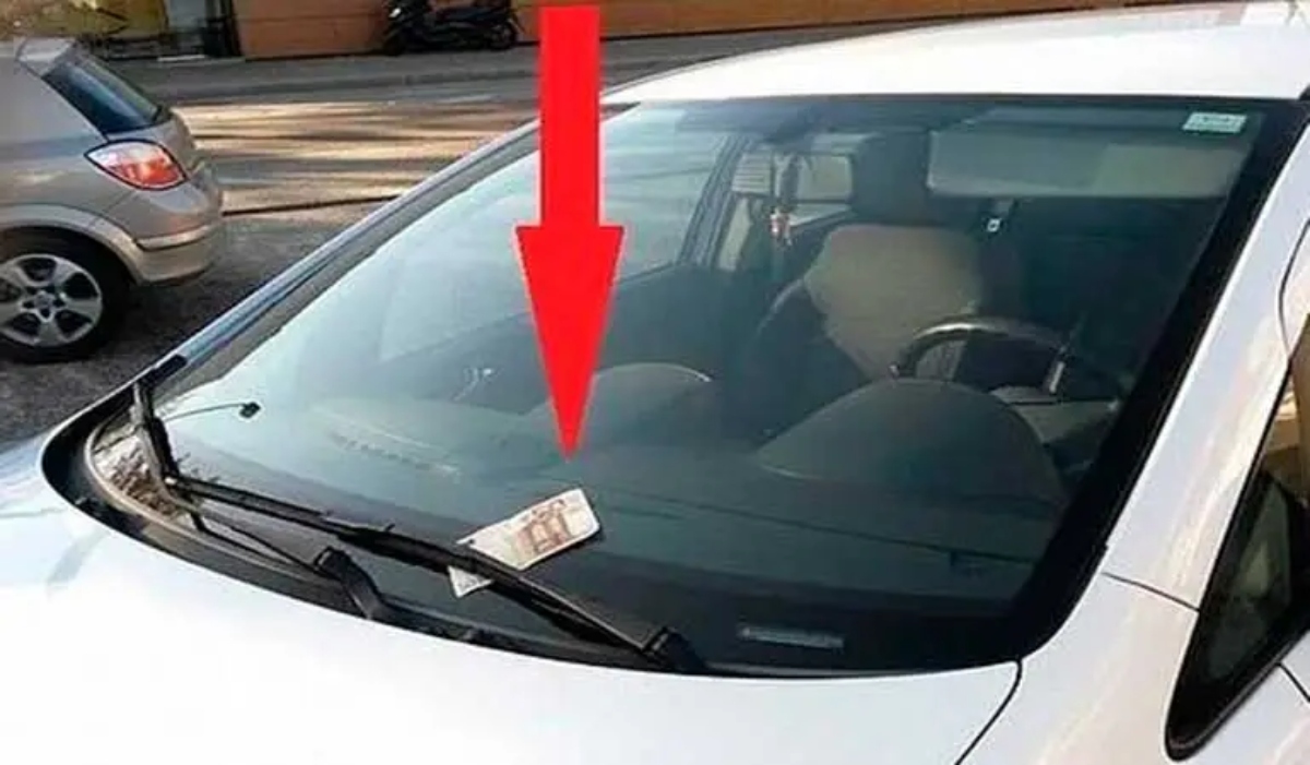 El timo del billete en el parabrisas del coche