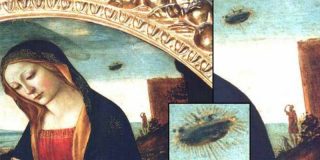 En esta pintura del Siglo XV podemos apreciar, justo al lado derecho de la Virgen, una extra&ntilde;a figura que sobrevuela entre las nubes.