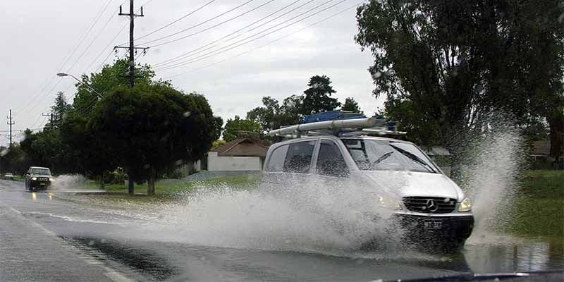 La Guardia Civil alerta del peligro del 'aquaplaning' y te da las 5 'reglas'