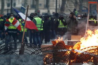 As&iacute; saquean una tienda de Apple durante las protestas de los 'chalecos amarillos' en Francia