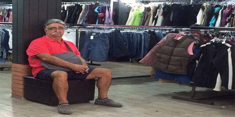 Penitentes: 40 hombres 'desdichados' retratados mientras sus esposas est&aacute;n de compras