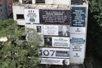 Empapelan un edificio Pablo Escobar con los rostros de las 46.612 v&iacute;ctimas del C&aacute;rtel de Medell&iacute;n